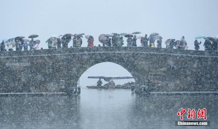 雪中的西湖美景吸引游人。 <a target='_blank'  data-cke-saved-href='/' href='/'>中新社</a>記者 王剛 攝