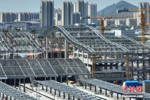 圖為航拍南沿江鐵路江陰站站房屋面鋼結(jié)構(gòu)桁架整體提升現(xiàn)場。(無人機(jī)照片) 中新社記者 泱波 攝
